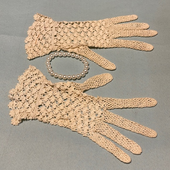 Accessories - Vintage 1940s Crochet Lace Bridal gloves 


-